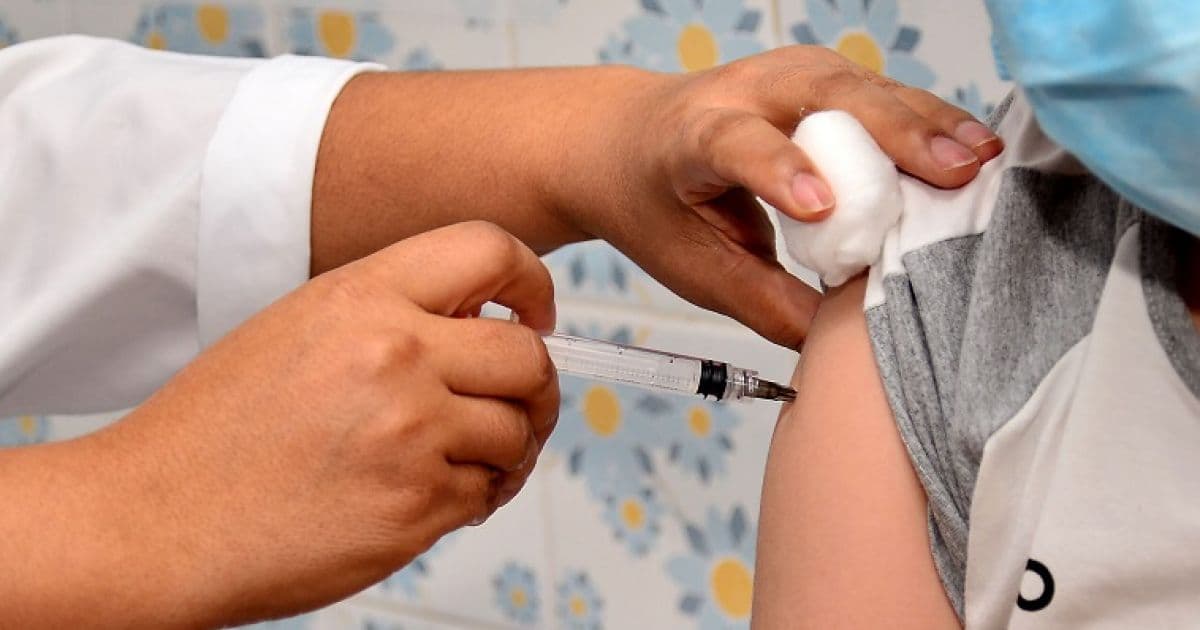 Salvador segue vacinando pessoas com 12 anos ou mais contra a gripe; confira os postos