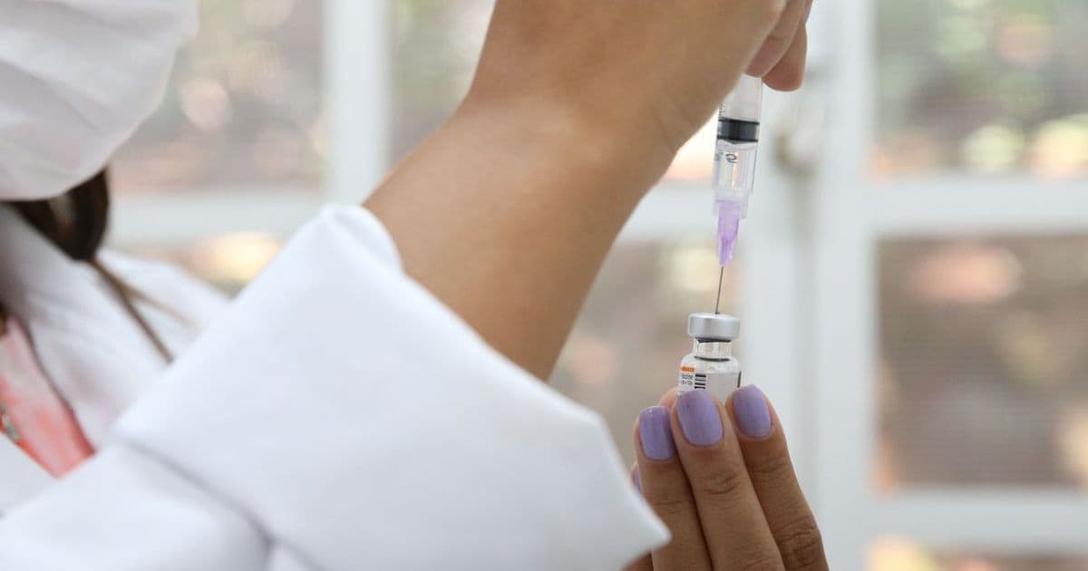 Governo discute possibilidade de 4ª dose da vacina para idosos e profissionais de saúde