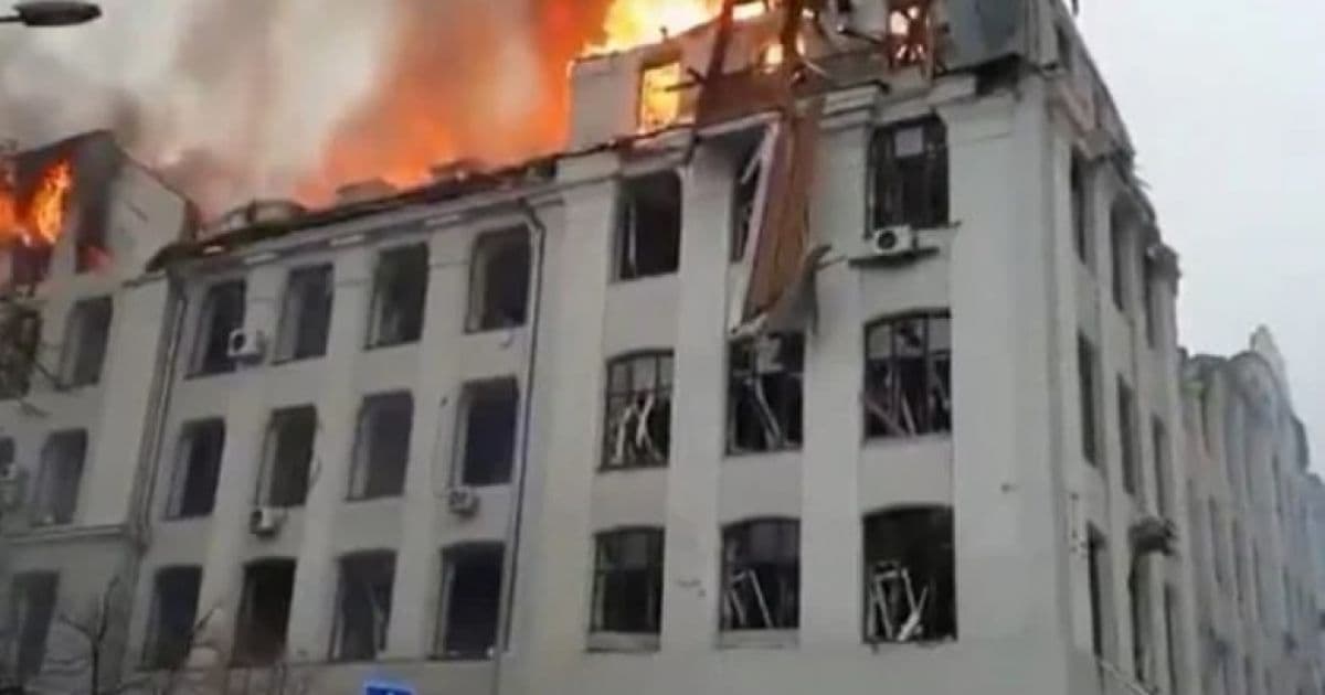 VÍDEO: Prédio da polícia em Kharkiv, na Ucrânia, é bombardeado e fica em chamas