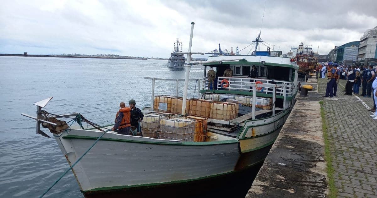 PF apreende embarcação com carga de 90 toneladas de cigarros contrabandeados em Salvador