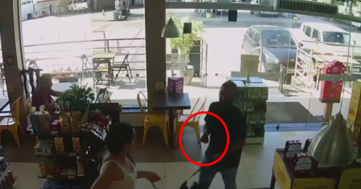 VÍDEO: Mulher é assaltada por dupla armada em loja de conveniências na Av. Pinto de Aguiar