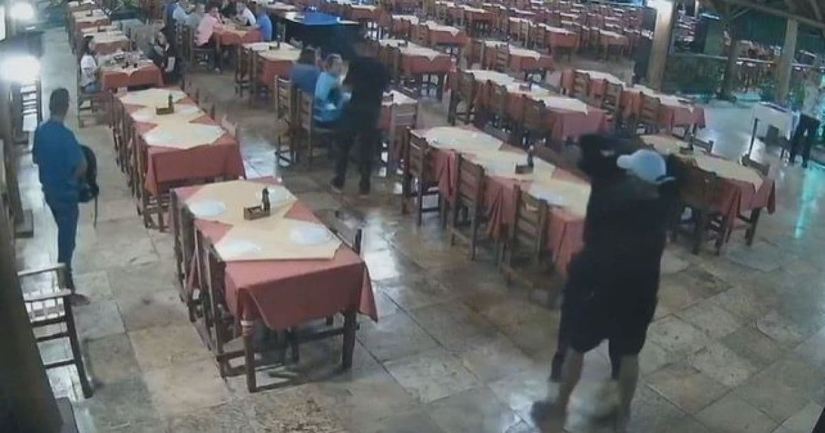 VÍDEO: Homens armados invadem restaurante em Buraquinho e agridem mulher com pontapés