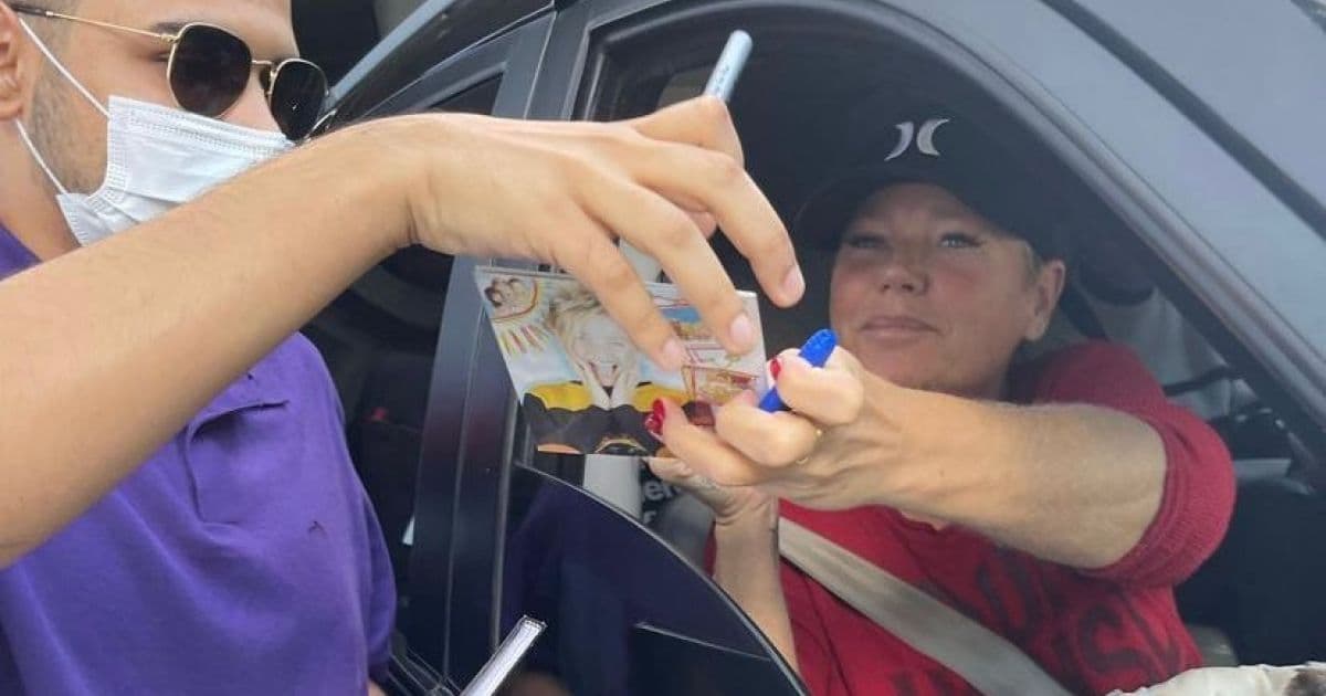 Xuxa Meneghel dá autógrafos a fãs em Salvador