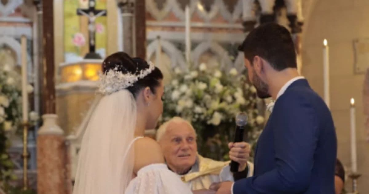 Padre celebra casamento do neto: 'Quase ninguém tem essa oportunidade', diz avô