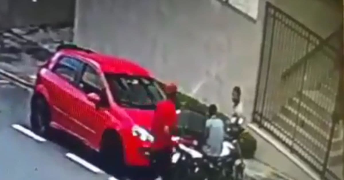 VÍDEO: Entregador é assalto por dupla armada na Graça; local já foi assaltado antes
