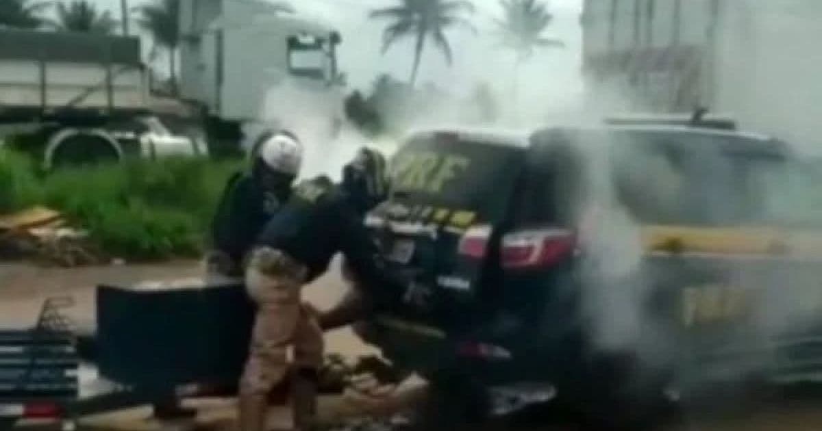 VÍDEO: Policiais prendem homem em 'câmara de gás' e matam vítima sufocada