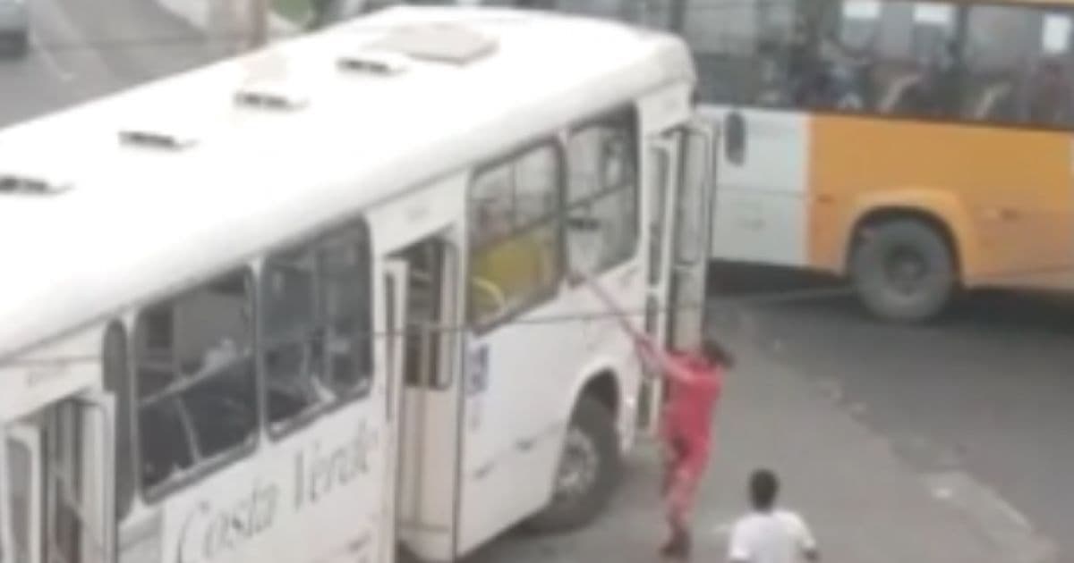 VÍDEO: Ônibus é atacado no bairro de São Cristóvão