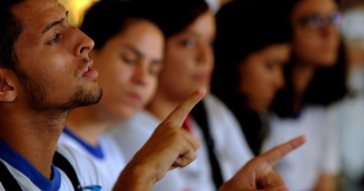 Lei que garante atendimento inclusivo às pessoas surdas de Salvador é sancionada