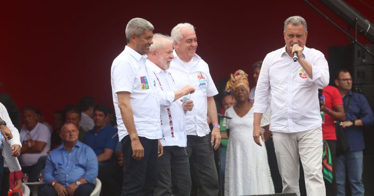 Lula leva água para Rui após governador se emocionar