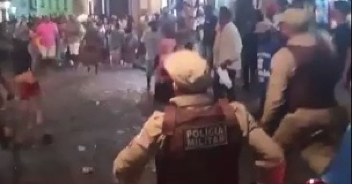 Briga no bar: Confusão é contida por policias no Pelourinho 