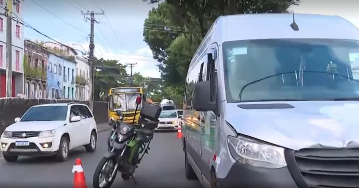 Motorista tenta ultrapassar ônibus quebrado e atinge pedestre na Avenida Contorno