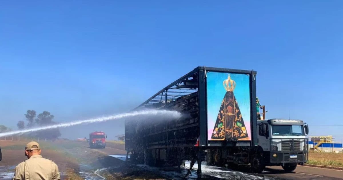 Painel de Nossa Senhora Aparecida fica intacto após fogo destruir carreta de algodão