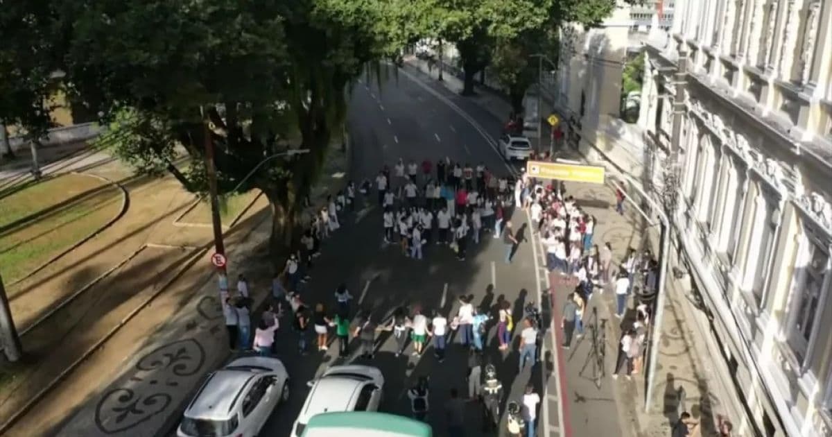 Familiares e amigos de estudante morta em tentativa de assalto fazem protesto no Centro