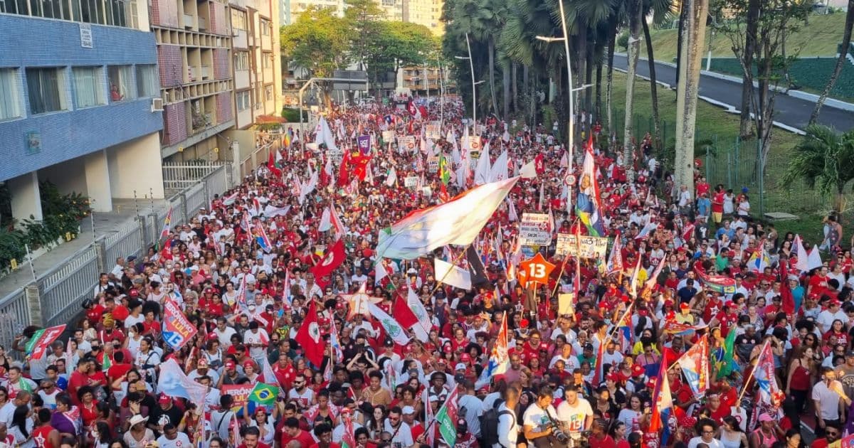 Multidão acompanha Lula e Jerônimo em caminhada na orla de Salvador