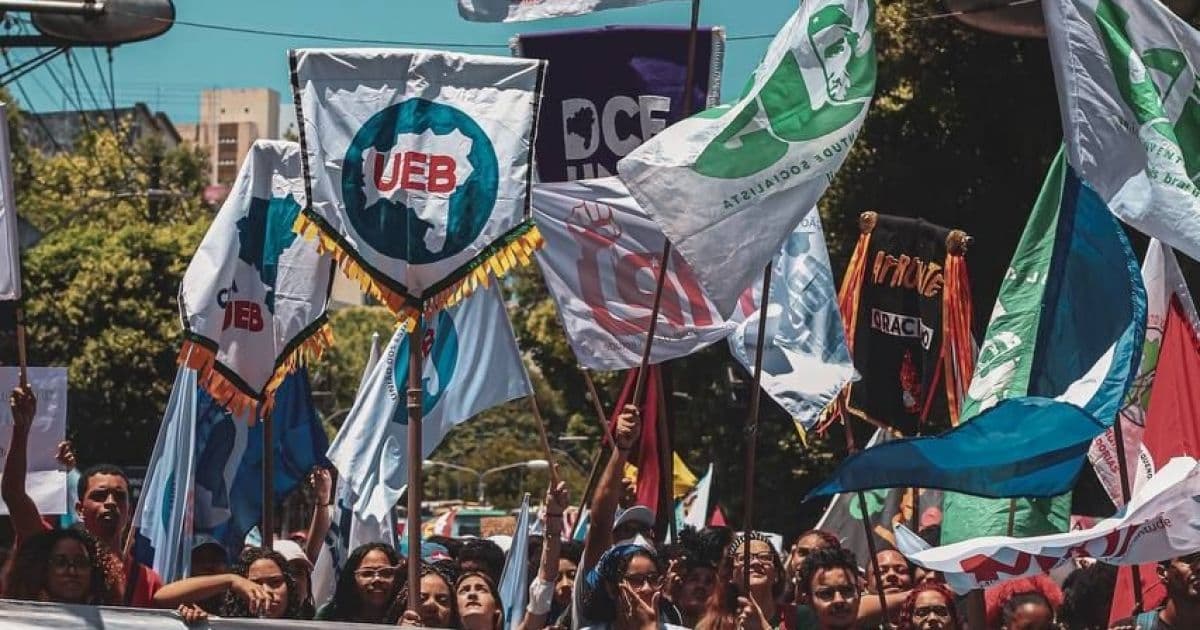 Estudantes da UFBA e do IFBA realizam protesto contra cortes na verba para Educação