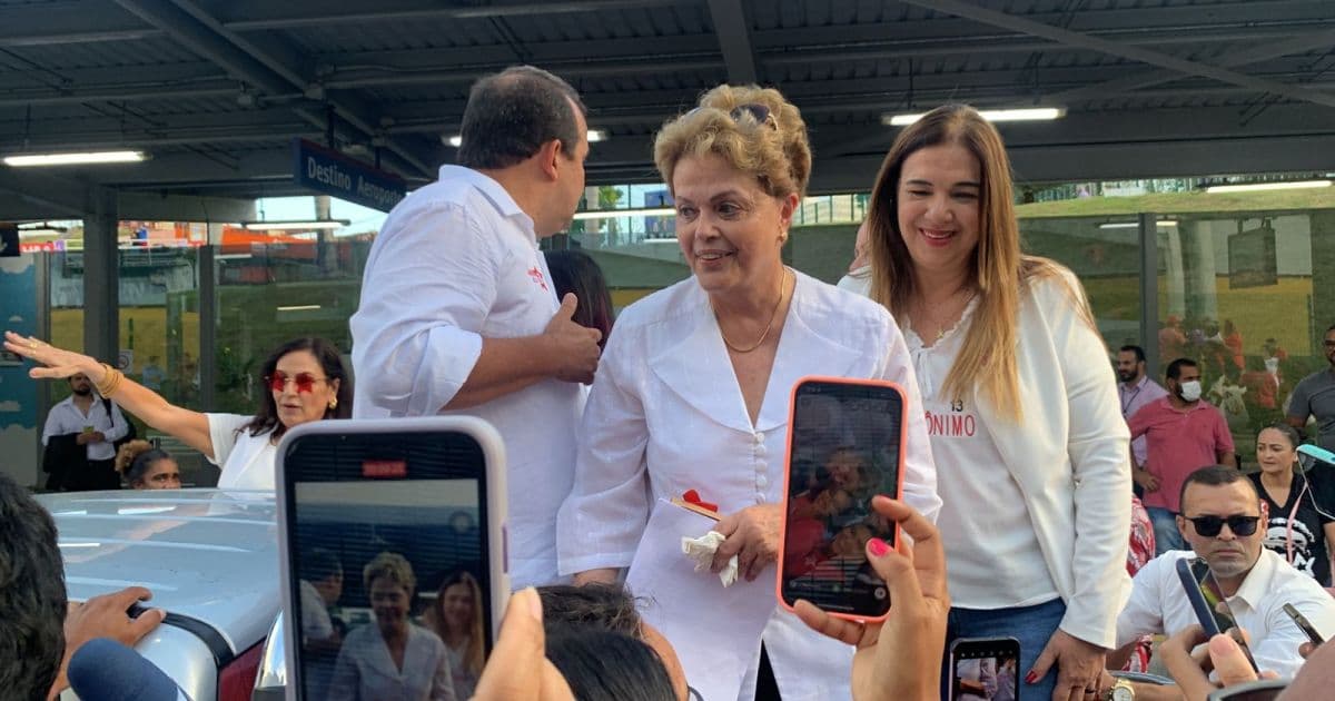 Em Lauro, Dilma diz estar 'confiantíssima' em vitória de Lula e critica Bolsonaro