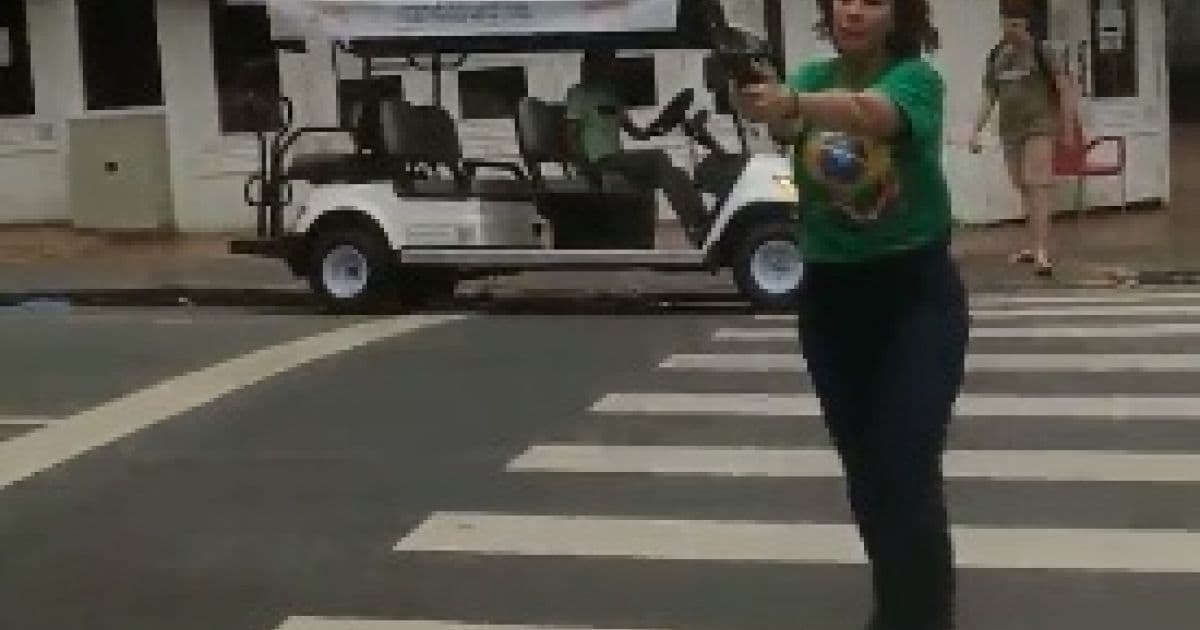 VÍDEO: Deputada bolsonarista aparece com arma na mão atravessando rua em SP
