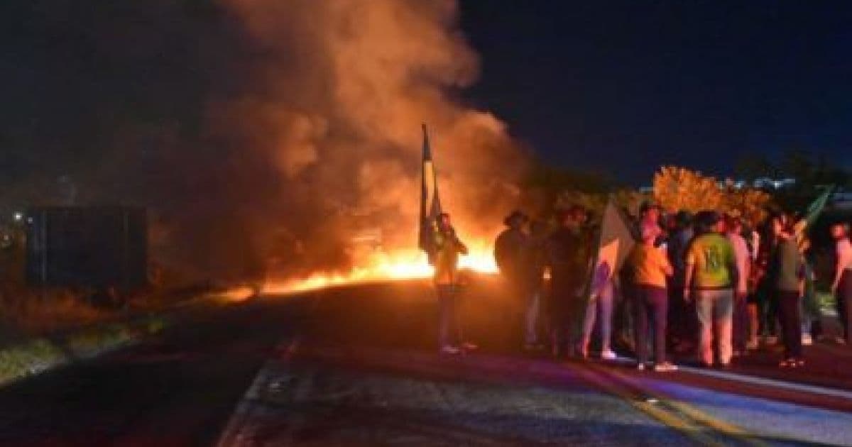Grupo Bolsonarista interdita a BR-116 incendiando pneus em Vitória da Conquista