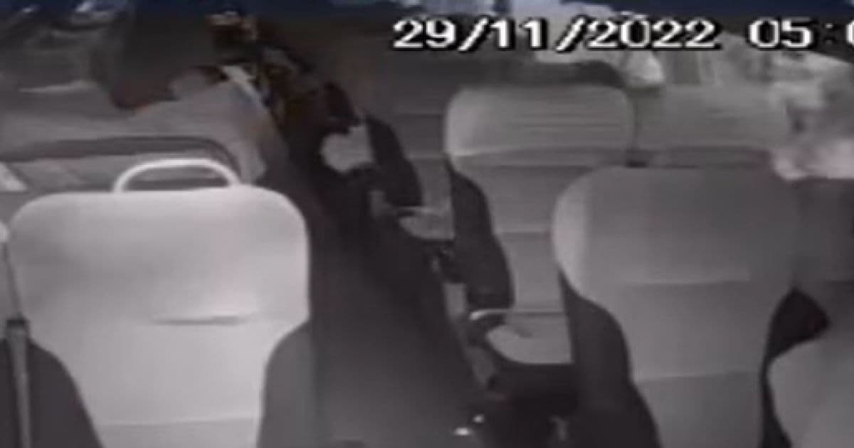 VÍDEO: Câmera registra momento em que passageira se aproxima de jovem que teve rosto cortado em ônibus