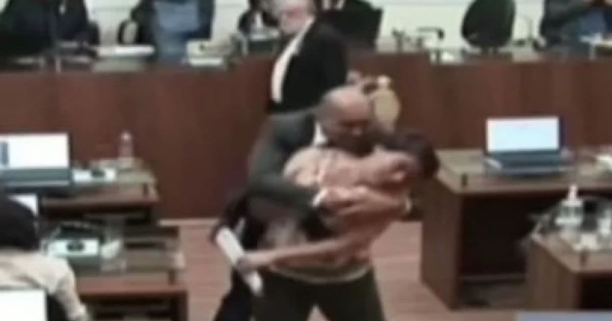 Vídeo mostra vereadora sendo beijada à força por colega em sessão da Câmara em Santa Catarina