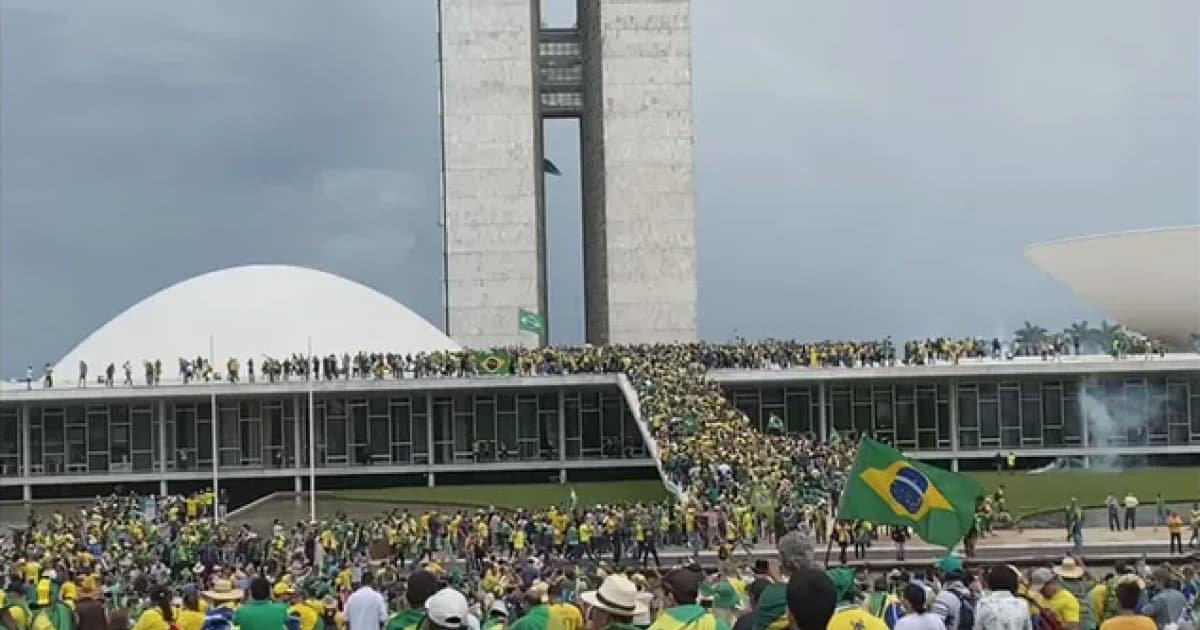 Bolsonaristas radicais entram em confronto com a polícia e tentam invadir Palácio do Planalto 