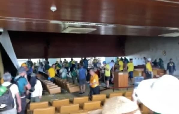 Imagem sobre VÍDEO: Em atos golpistas, bolsonaristas invadem STF e destroem plenário 