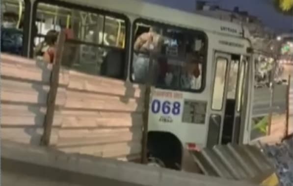 Imagem sobre Ônibus invade Praça do Caranguejo em Lauro de Freitas