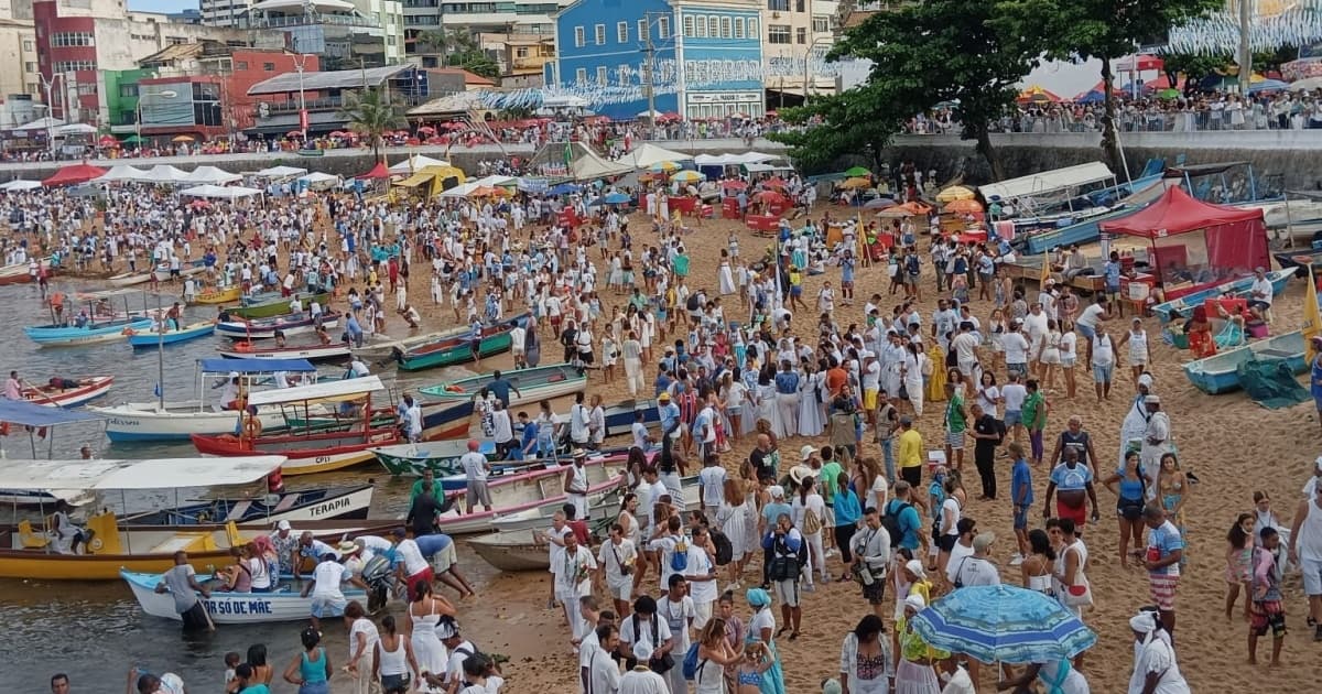 Baianos e turistas participam dos 100 anos da Festa de Iemanjá, em Salvador
