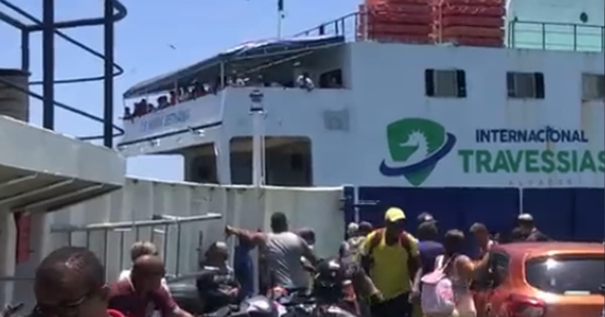 VÍDEO: Ferry-boat colide com outro ao atracar no Terminal Bom Despacho  