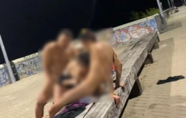 Imagem sobre VÍDEO: Trio é flagrado fazendo sexo grupal em calçadão de praia em Fortaleza
