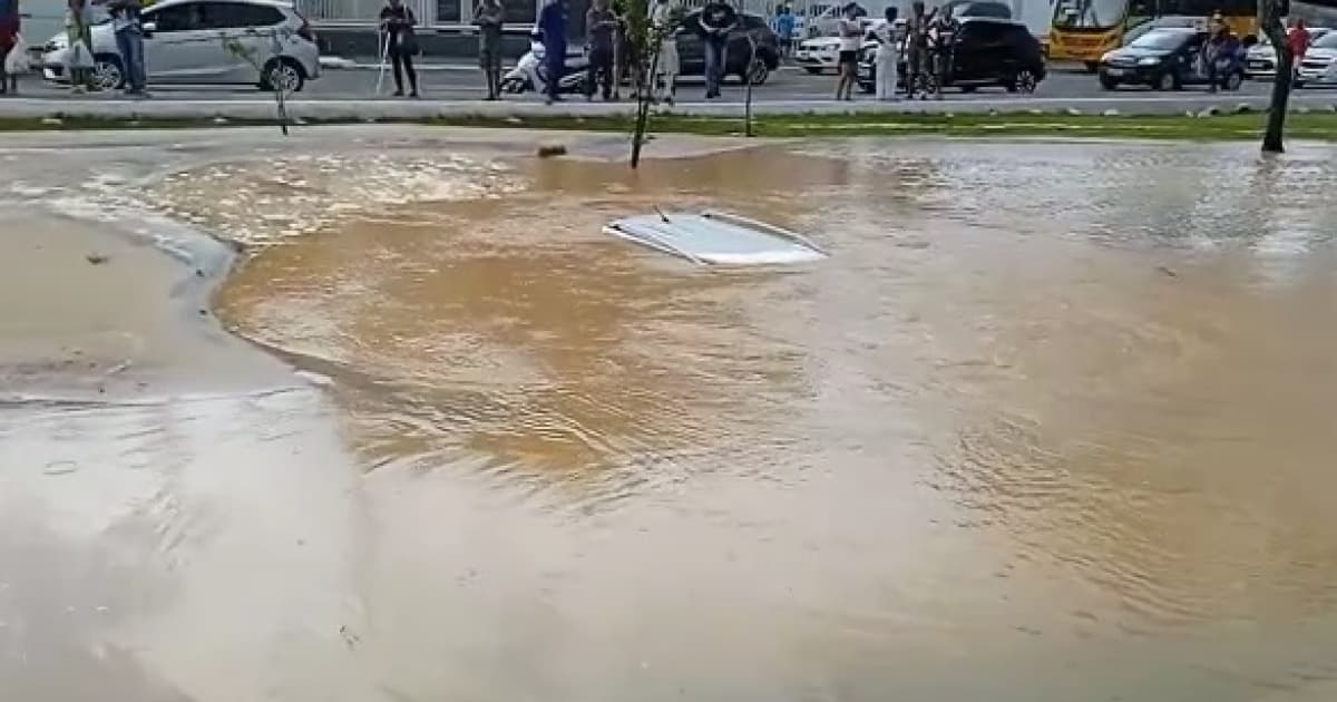 VÍDEO: Carro é engolido por água em avenida de Salvador após adutora se romper