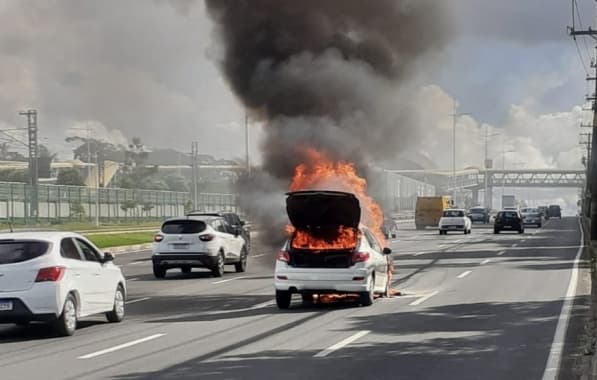 Imagem sobre Veículo pega fogo na Avenida Paralela e deixa trânsito lento no sentido Aeroporto