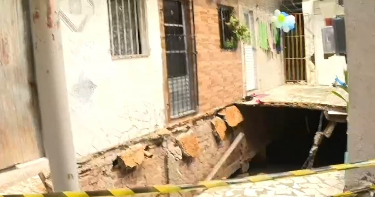 Duas pessoas ficam presas em escombros após laje desabar no bairro de Narandiba, em Salvador