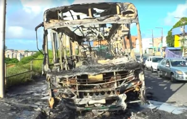 Imagem sobre Incêndio criminoso deixa ônibus destruído no final de linha do bairro de Sussuarana
