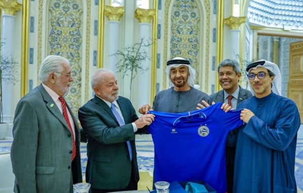 Em Abu Dhabi com Lula, Jerônimo presenteia sheik do Grupo City com camisa do Bahia