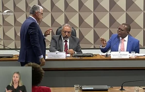 Eduardo Girão tenta entregar feto a Silvio Almeida durante audiência no Senado