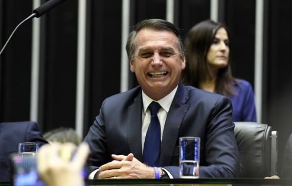 VÍDEO: No dia em que Mauro Cid se cala, Bolsonaro fala à imprensa na porta do Senado