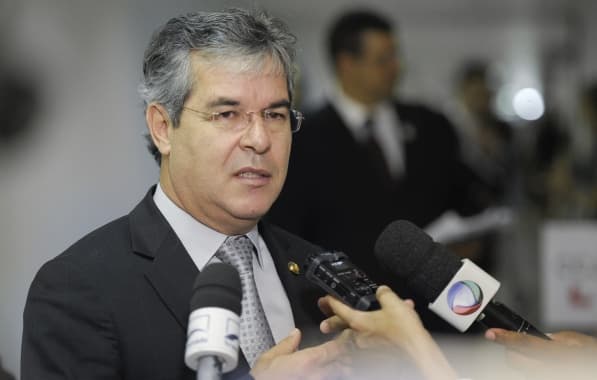 Justiça suspende nomeação de Jorge Viana na Apex após ação movida por Flávio Bolsonaro