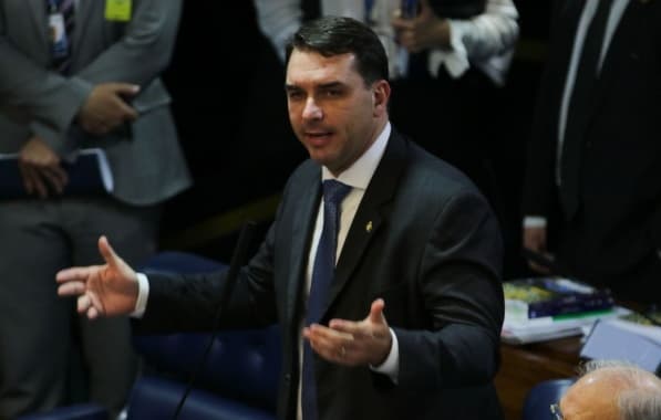 Flávio Bolsonaro sinaliza que irá votar a favor de Zanin para vaga no STF