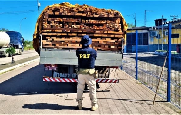 PRF apreende madeira nativa do Pará transportada ilegalmente no centro-norte baiano