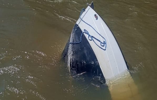 Barco com família vira em rio na água e homem desaparece
