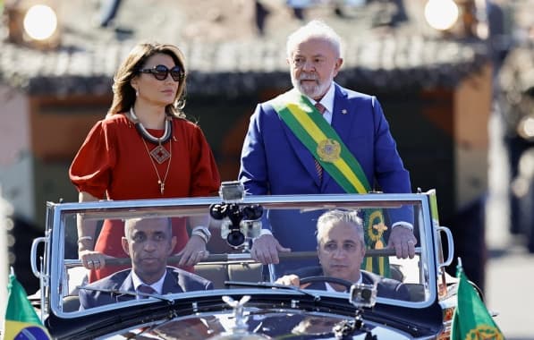 Lula e Janja desfilam em carro aberto na chegada ao desfile do 7 de Setembro em Brasília