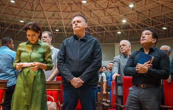 Junto a Bolsonaro, Michelle vai a culto em Brasília, chora e afirma que ambos estão sendo perseguidos