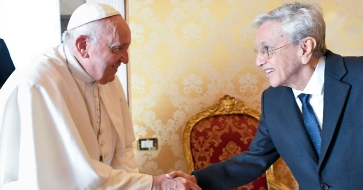 VÍDEO: Em turnê na Europa, Caetano Veloso recebe bênção do Papa Francisco no Vaticano