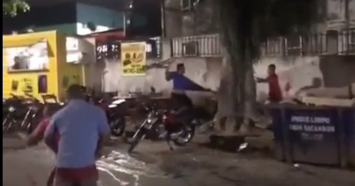 VÍDEO: Uma pessoa é baleada durante briga generalizada no bairro de Cajazeiras IV, em Salvador