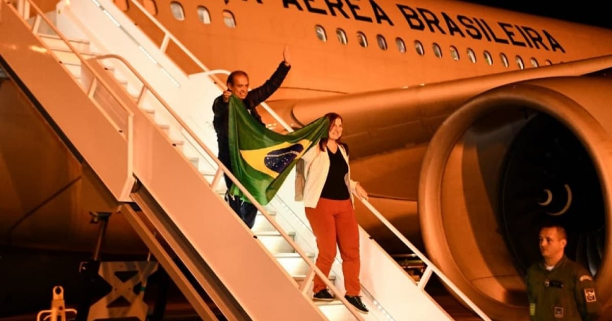 Brasileiros chegam a Brasília vindos de Israel