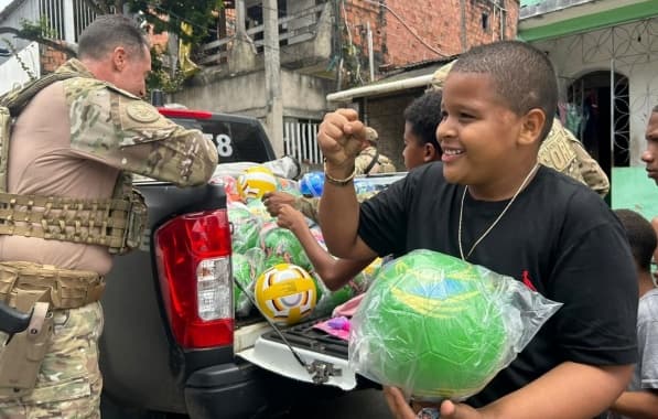 Polícia Civil distribui mais de 400 brinquedos para crianças do Subúrbio Ferroviário