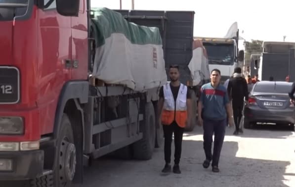 Caminhões com ajuda humanitária foram autorizados a atravessar a fronteira entre o Egito e a Faixa de Gaza