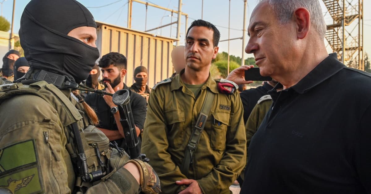 Benjamin Netanyahu encarando soldado do exército de israel na guerra