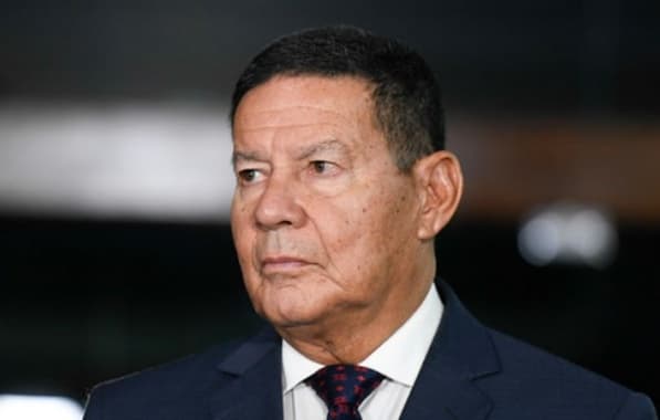 General Mourão critica operação contra Bolsonaro e aliados e diz que Brasil vive uma situação de "não normalidade"